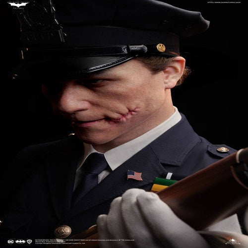 The Dark Knight buste 1/1 The Joker (Police Uniform) 87 cm